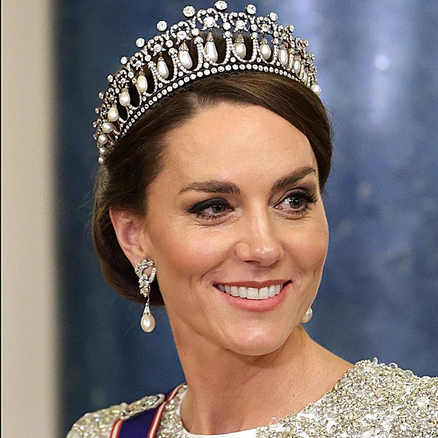 Kate Middleton con la tiara Lover's Knot en una cena de gala en Buckingham Palace. 