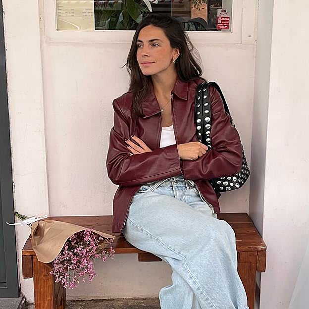 Ni gabardina ni biker, esta es la chaqueta más importante del otoño: burdeos, de efecto piel y súper ponible