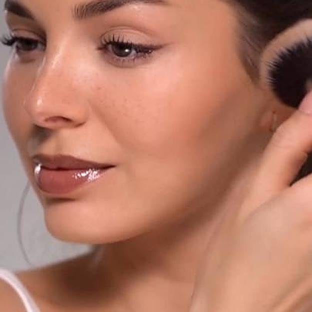 Maquilladora usando lápiz marrón para broncear el rostro