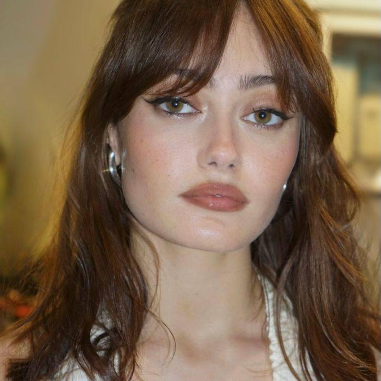 Ella Purnell con maquillaje con lápiz marrón