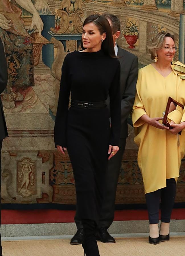 Imagen - La reina Letizia con vestido negro y cinturón en 2020. Foto: Gtres.