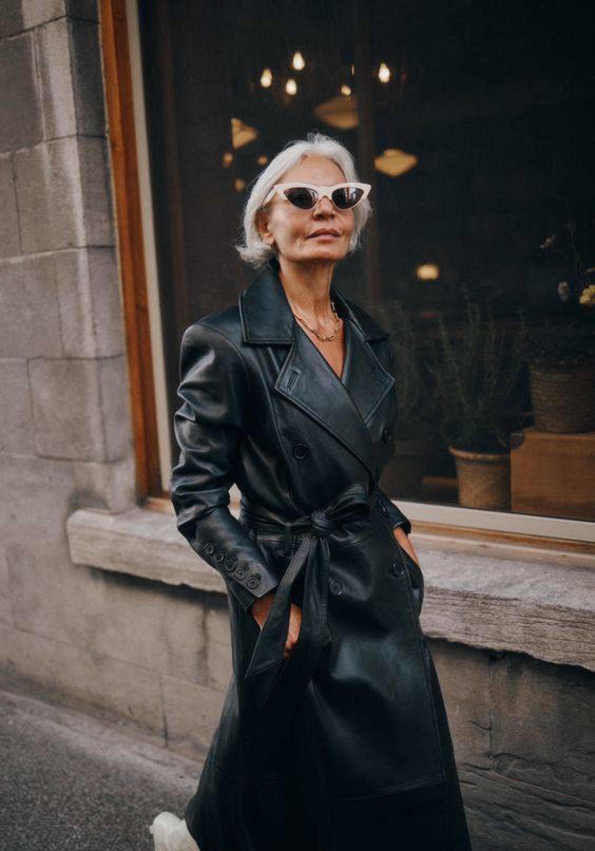 Influencer mayor de 50 con gabardina efecto piel