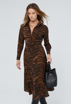 Imagen secundaria 2 - Bolso Sestri Luxury de Guess (195€ en El Corte Inglés)/ Botines de tacón con estampado animal de Parfois (39,99€)/ Vestido estamapdo animal print de Lola Casademunt (149€)