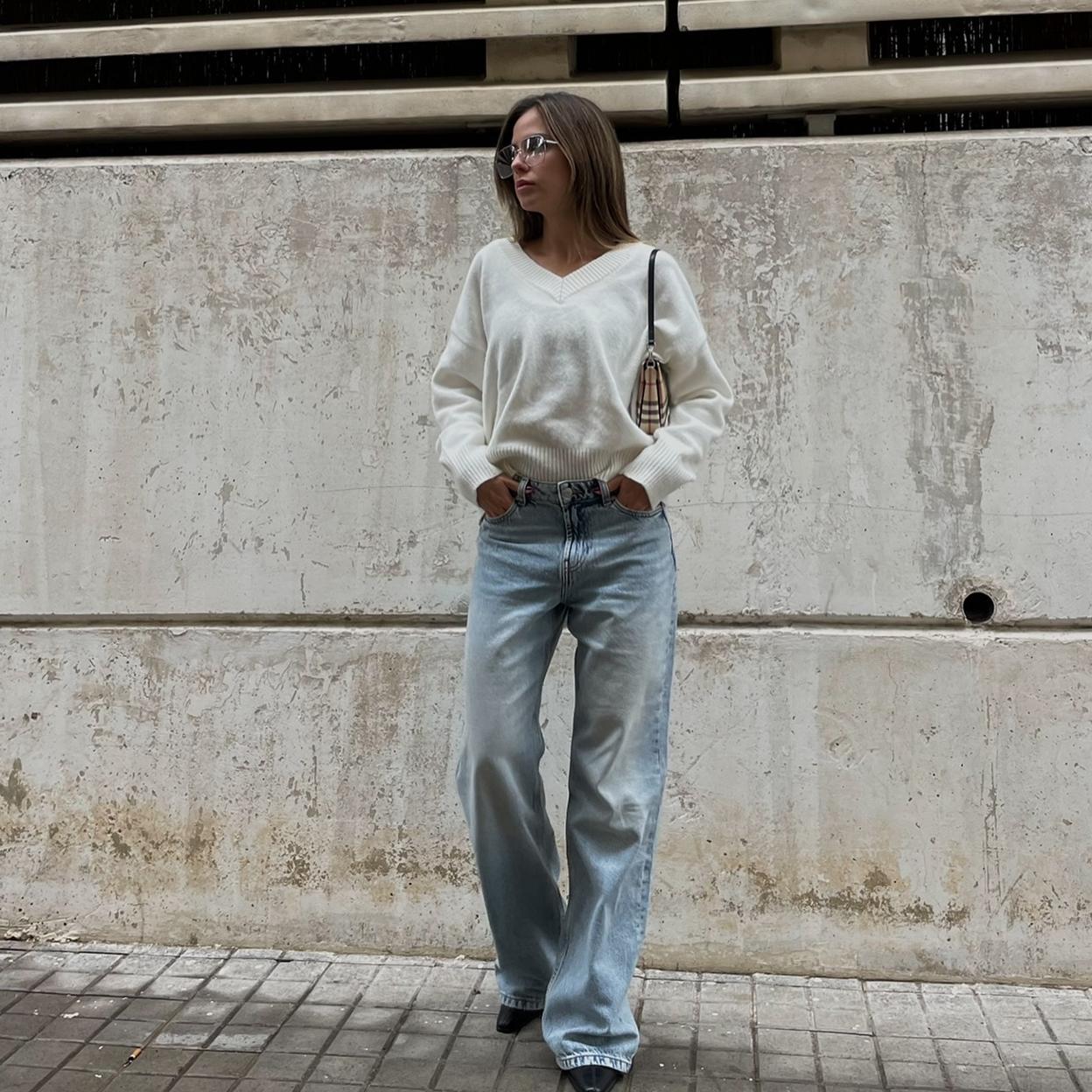 Una influencer con pantalones baggy.