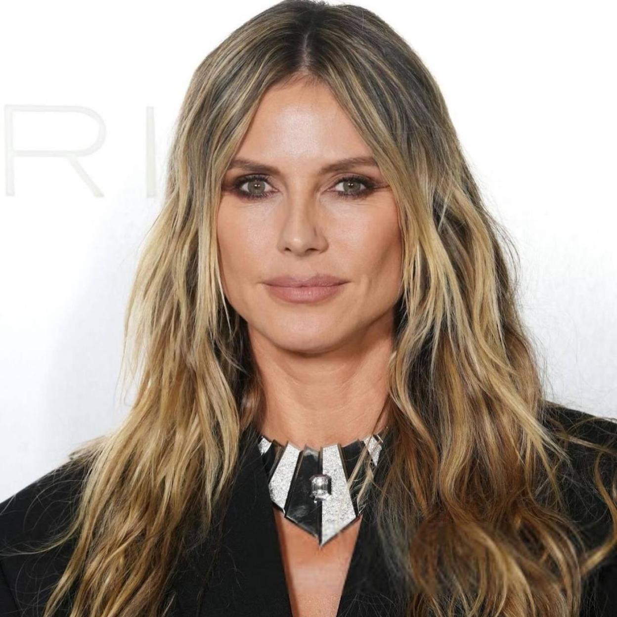 Heidi Klum con mirada firme sin flacidez en el párpado