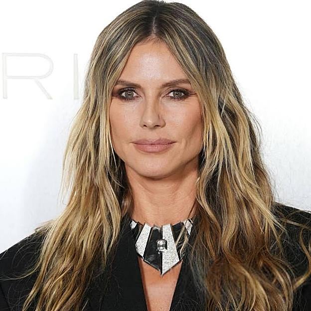 Sérums de ojos con péptidos reafirmantes para combatir el párpado caído