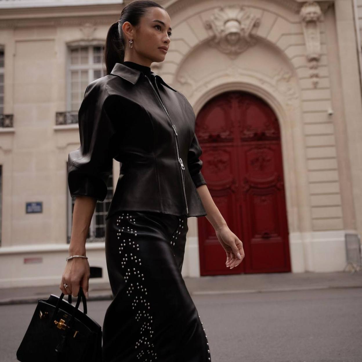 Influencer con falda efecto piel midi