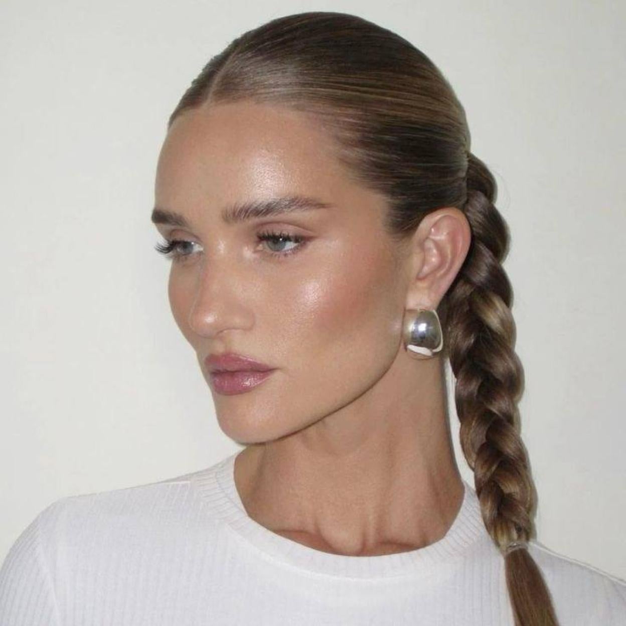 Rosie Huntington-Whiteley con iluminador efecto dewy skin