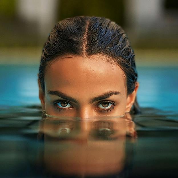El agua ofrece una resistencia extra en el entrenamiento de fuerza. 