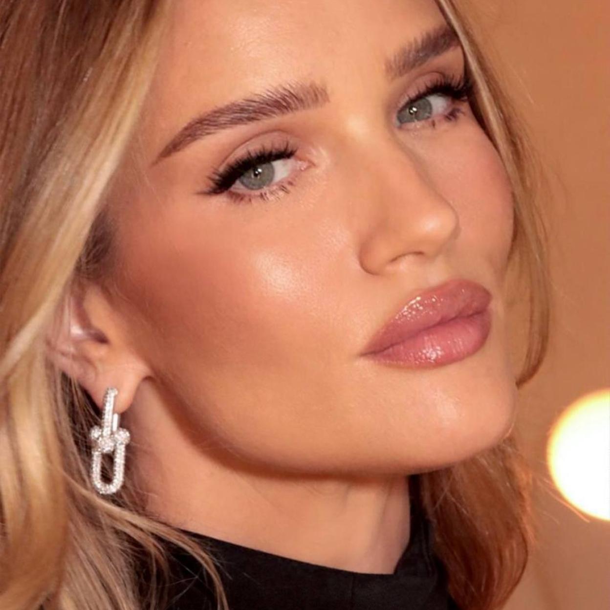 Rosie Huntington-Whiteley con labios voluminosos