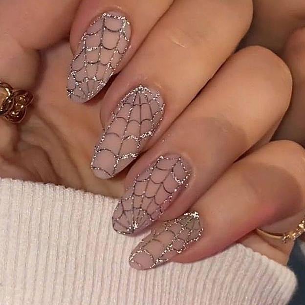 Manicura para Halloween con telañas de purpurina