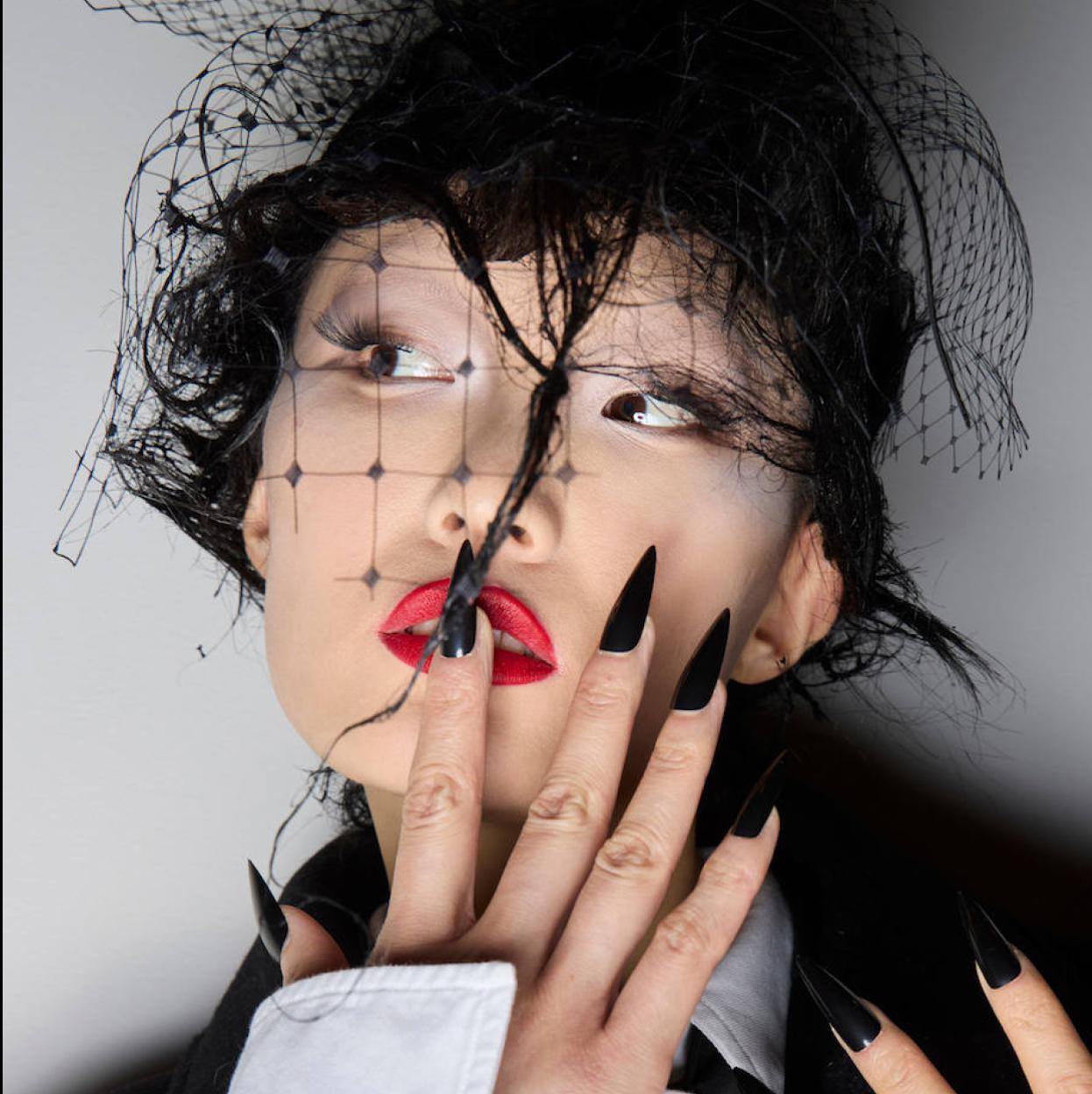 Modelo con uñas para Halloween