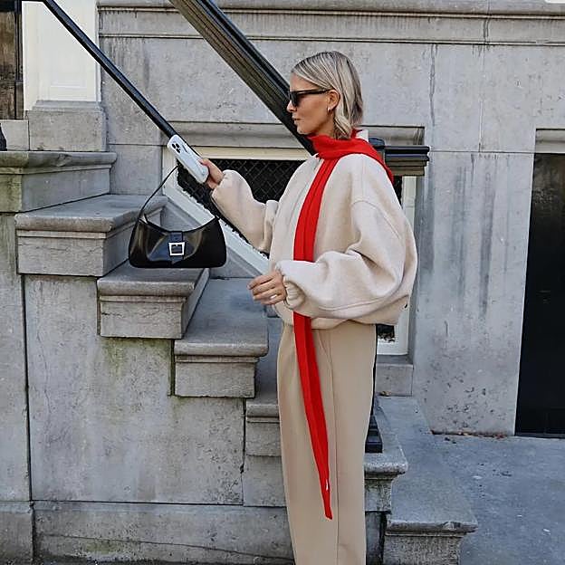 Bufandas delgadas, la tendencia moderna y juvenil de los 2000 que vuelve y enamora a todas