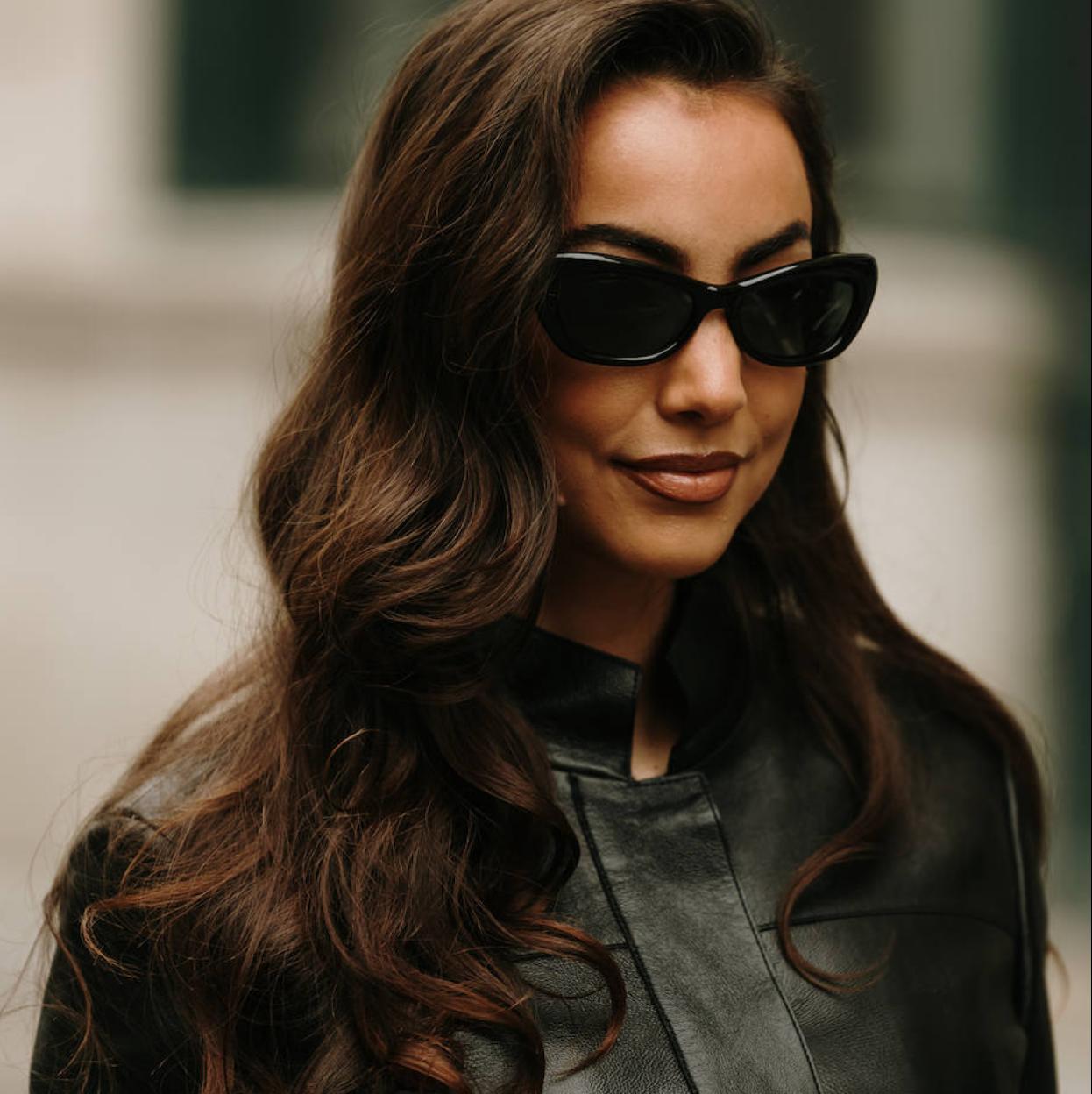 Una modelo con el pelo moldeado.