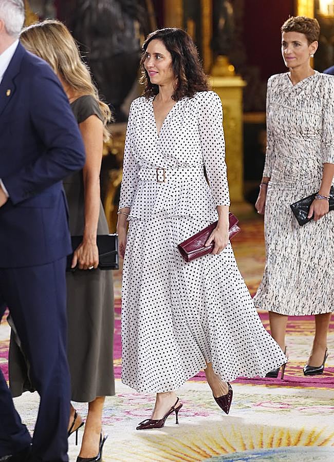 Imagen - Isabel Díaz Ayuso con un conjunto de lunares. / LIMITED PICTURES