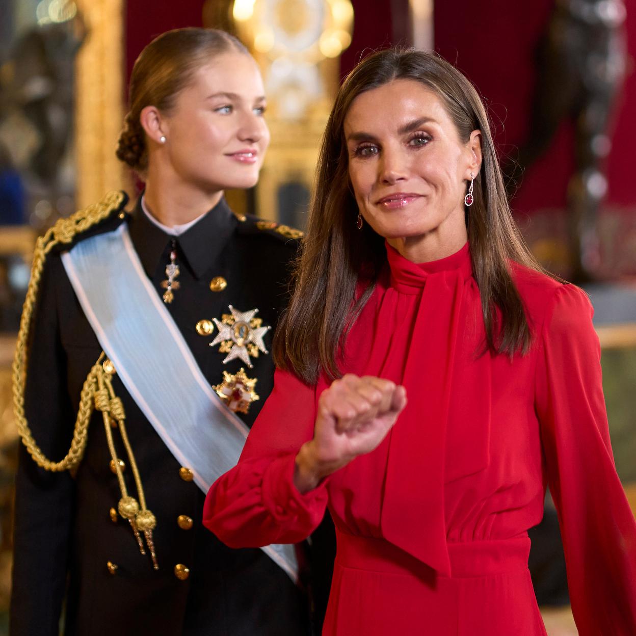 La lluvia y Letizia en el Día de la Hispanidad: la Reina tuvo que huir del  chaparrón con los pies mojados | Mujerhoy
