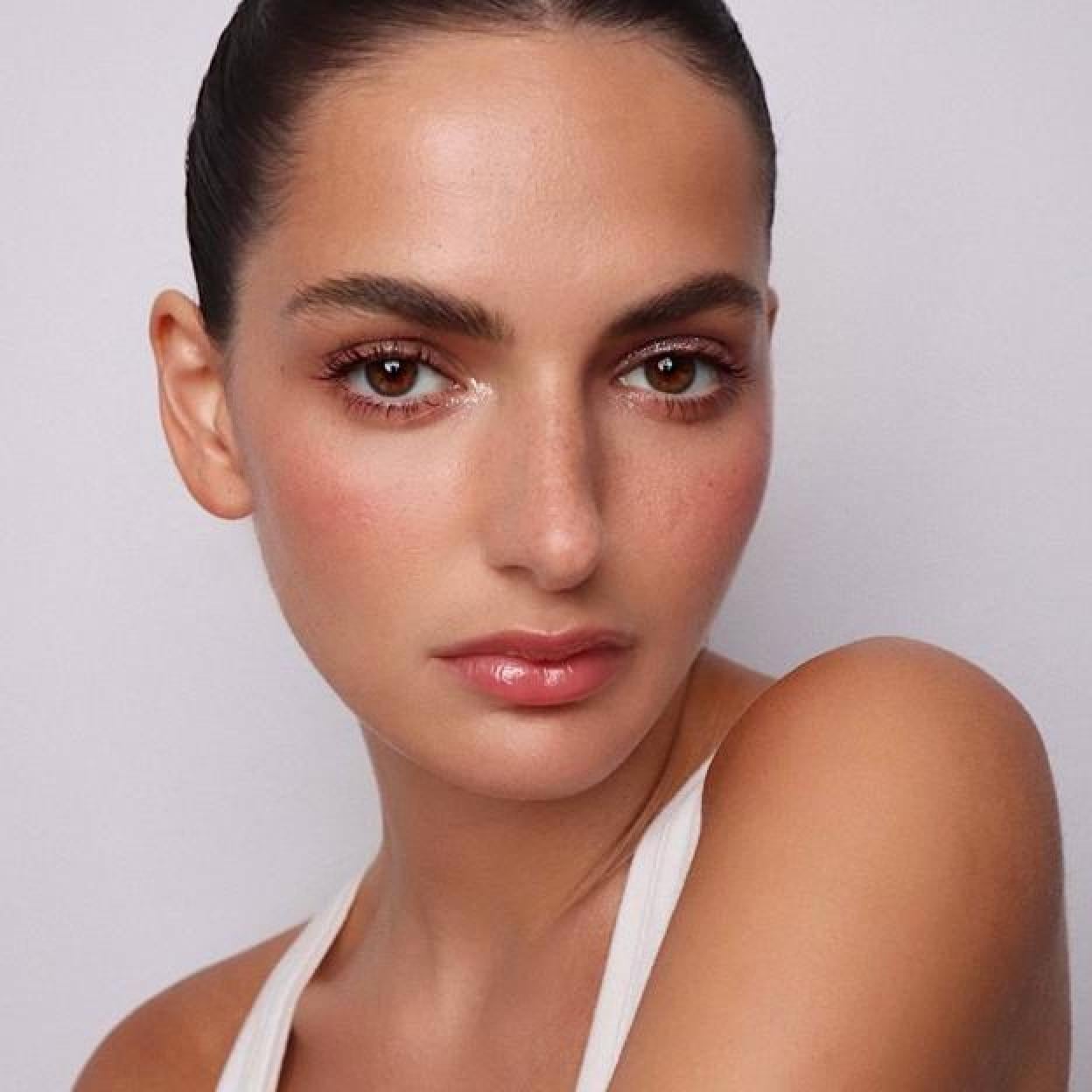 Modelo con maquillaje natural