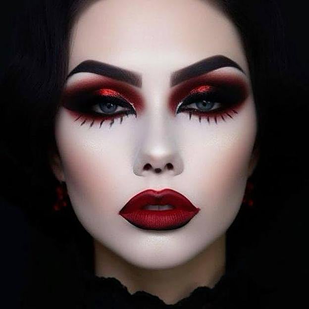 Maquillaje de vampiresa metalizado