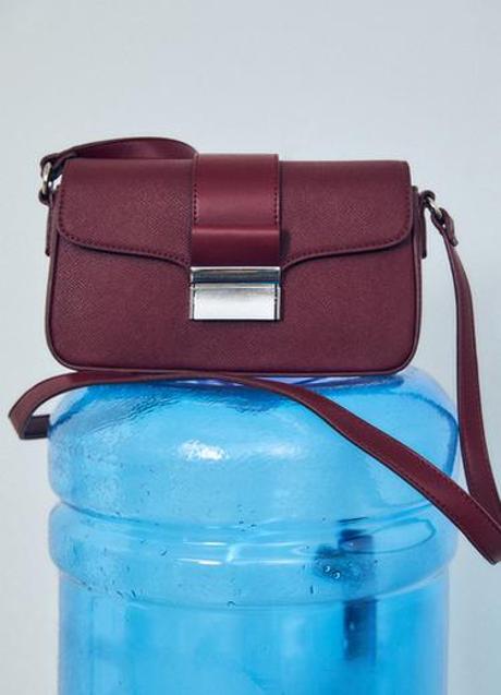 Imagen - Bolso burdeos de Stradivarius (17,99 euros)