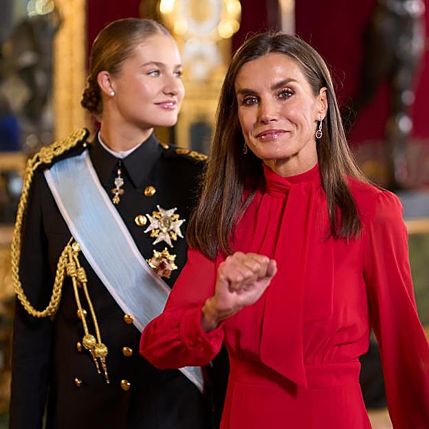 Leonor y Letizia, en el momento de abandonar el Salón del Trono, tras el besamanos del Día de la Hispanidad. 