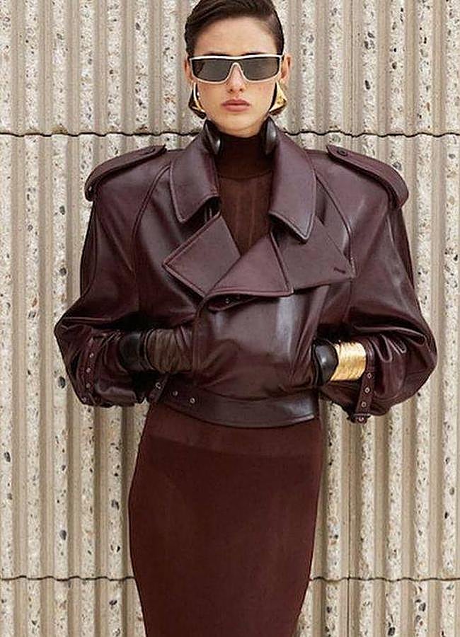 Imagen - Influencer con look de vestido marrón chocolate y chaqueta burdeos/@wowbee.official