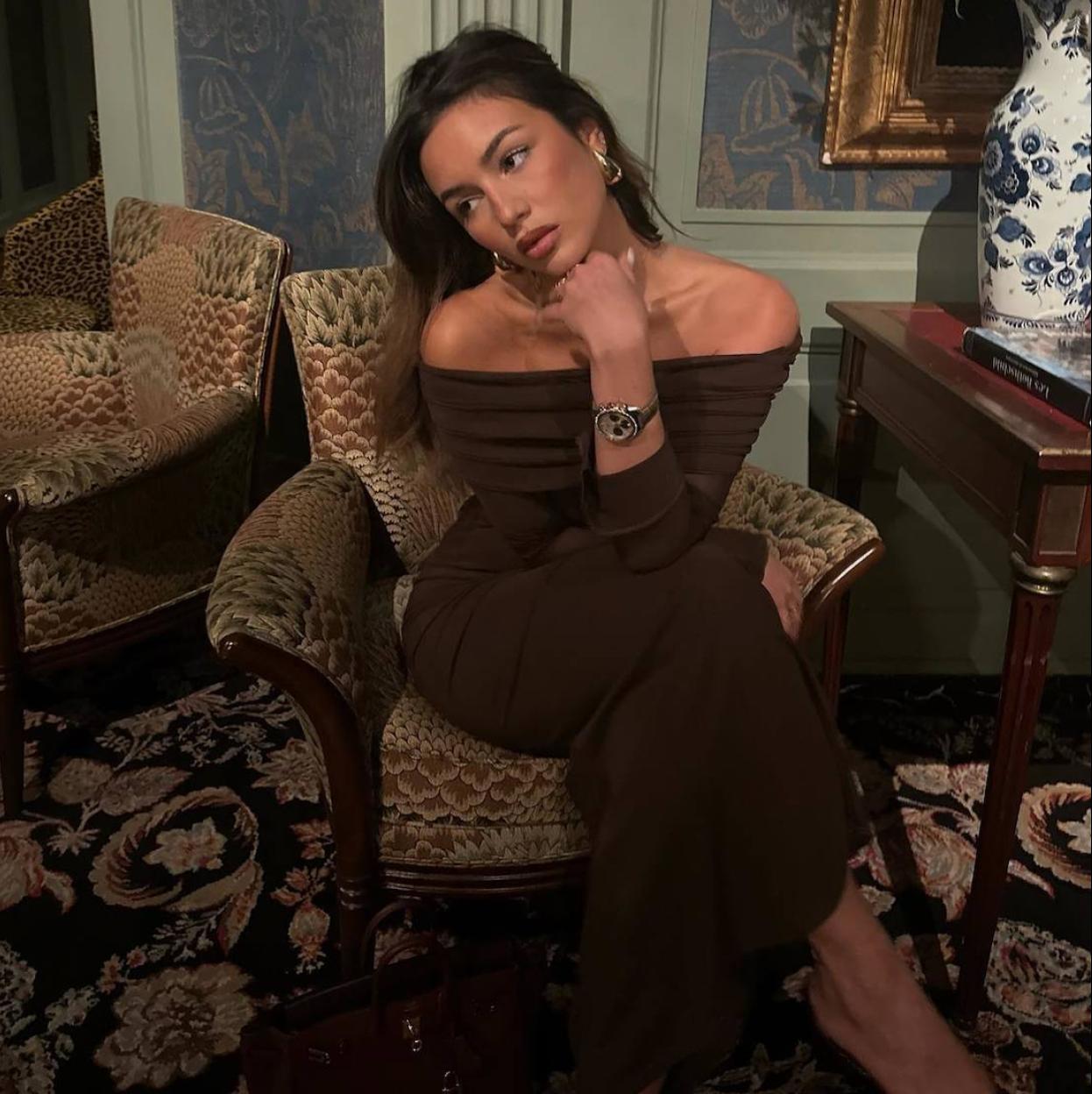 Influencer con vestido off shoulder para otoño