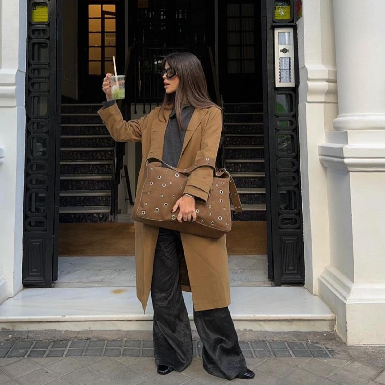 Violeta Magriñán con un bolso de Parfois.