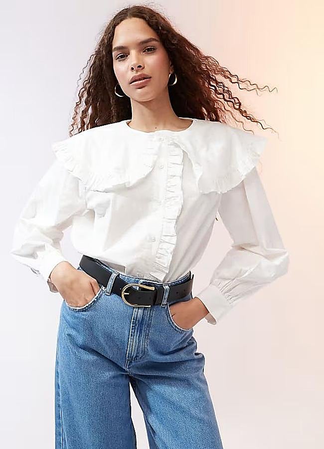 Imagen - Camisa blanca con cuello bobo a modo de capa