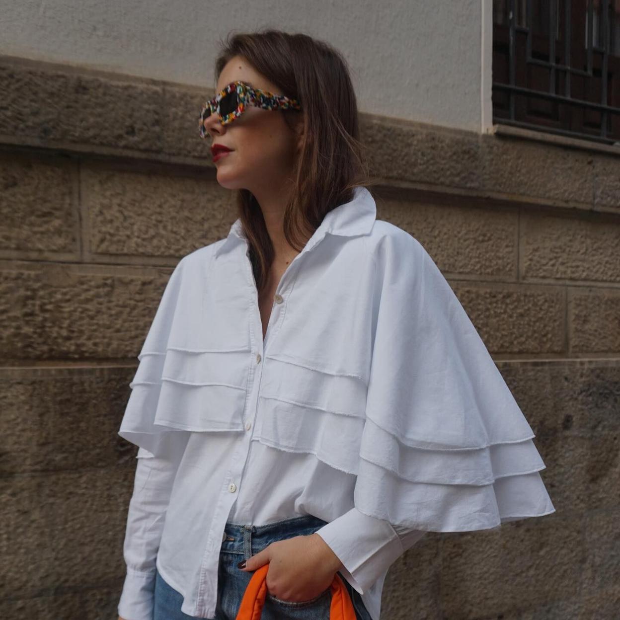 Influencer con camisa blanca original