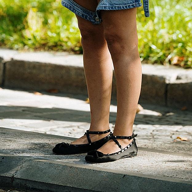 Stradivarius tiene las bailarinas de satén más elegantes para las que quieren ir cómodas y estilosas todo el año