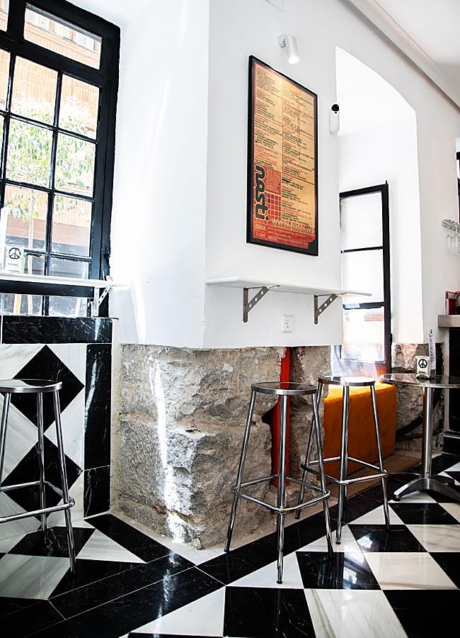 Imagen - Detalle del local en el que puedes disfrutar los bocadillos gourmet de Pistola, situado en el barrio de Malasaña. / Pistola