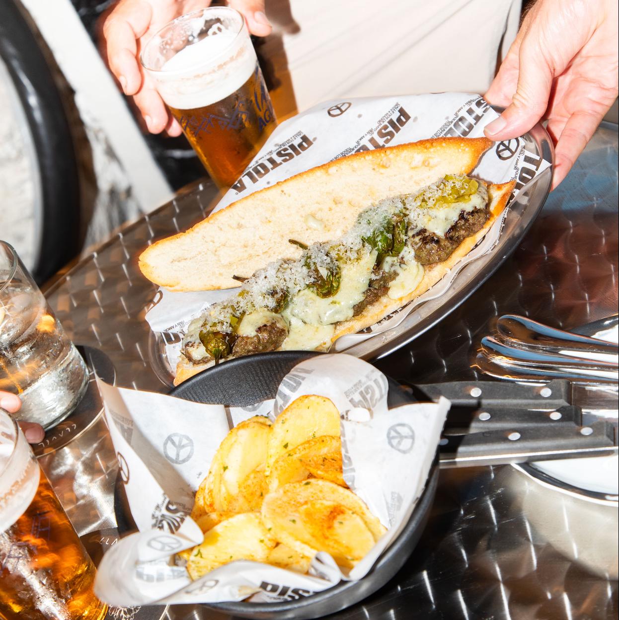 El bocadillo de filete ruso de Pistola, el nuevo espacio gastronómico de moda en Malasaña donde disfrutar de exquisitos bocadillos gourmet.