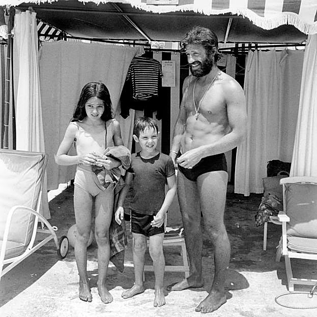 Jean-Paul Belmondo en 1970, con sus dos hijos mayores, en unas vacaciones en Mónaco. 