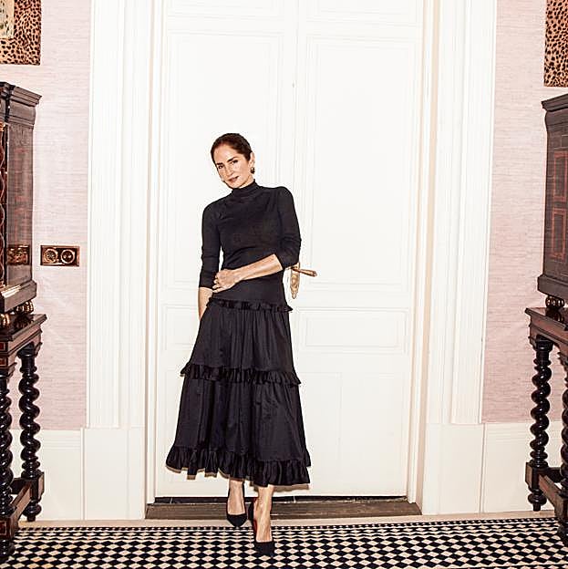 La beauty creative director de Carolina Herrera posa con jersey de cuello vuelto, falda y pendientes de Carolina Herrera New York. Los stilettos son de CH.