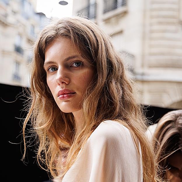 Por qué no deberías dejarte la toalla en el pelo después de la ducha mucho tiempo