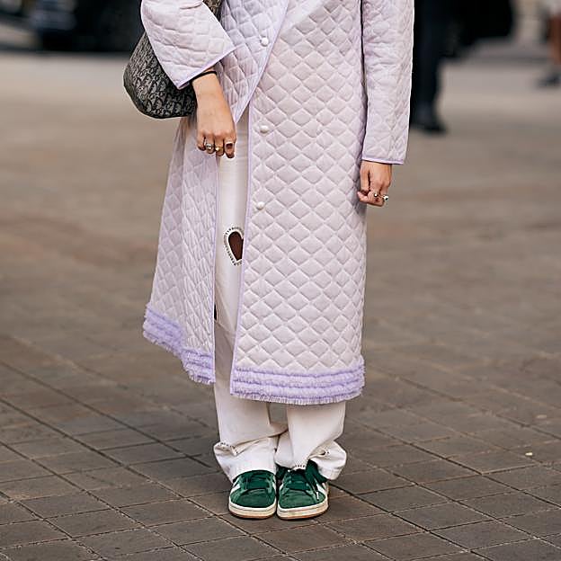 Lo dice el street style: las sneakers protagonizan los looks más originales y rejuvenecedores de la temporada