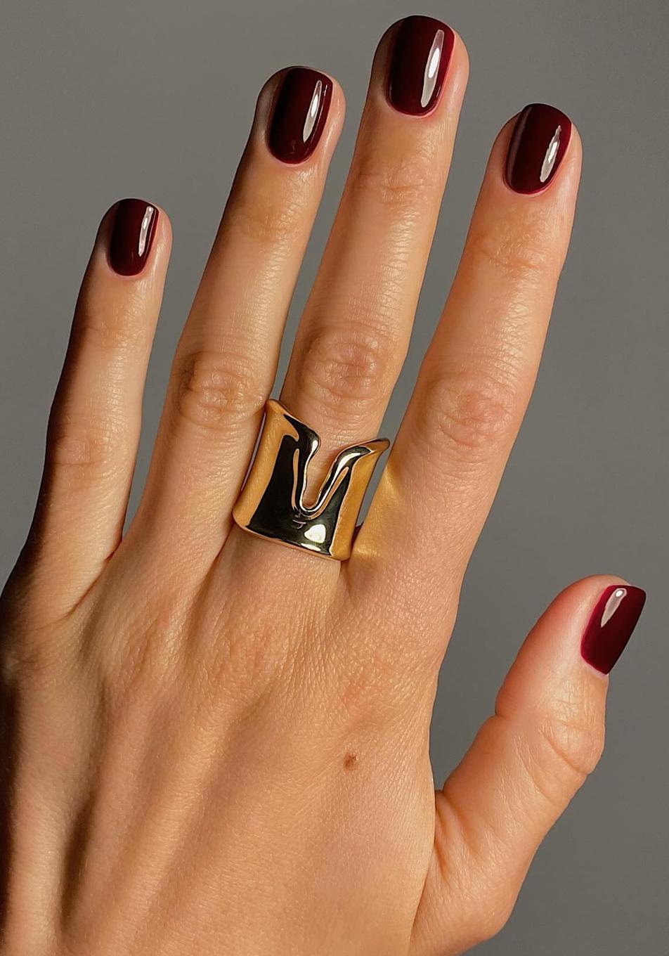 Las cherry nails son la idea de manicura +50 que arrasa en otoño