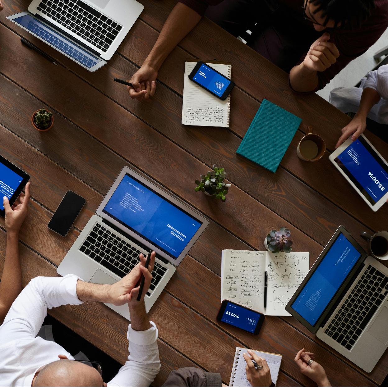 Imagen de una reunión de trabajo como algunas de las que forman parte del libro de Sarah Jaffe, Trabajar: Un amor no correspondido.