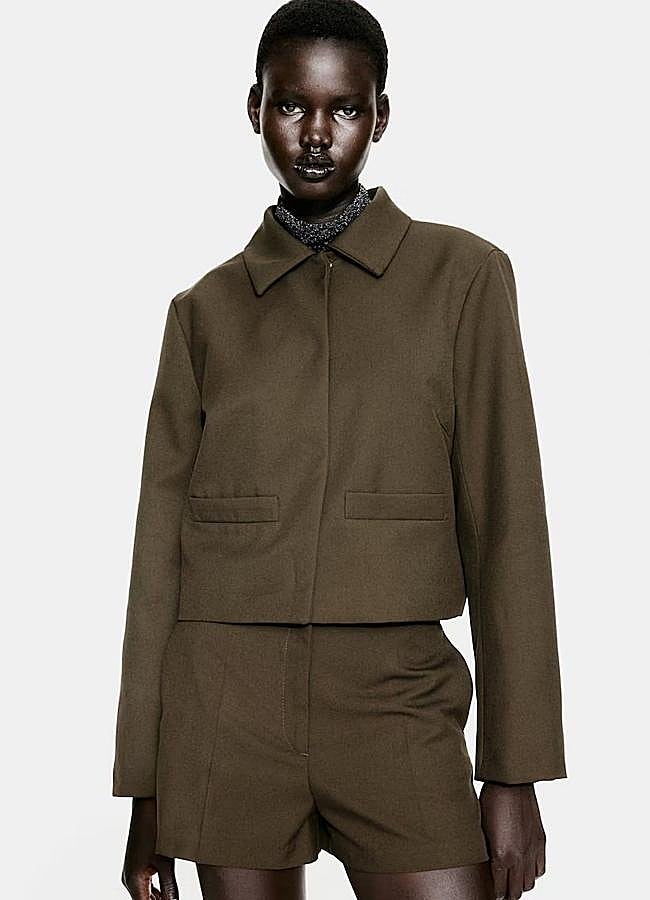 Imagen - Conjunto color verde oliva con chaqueta y shorts