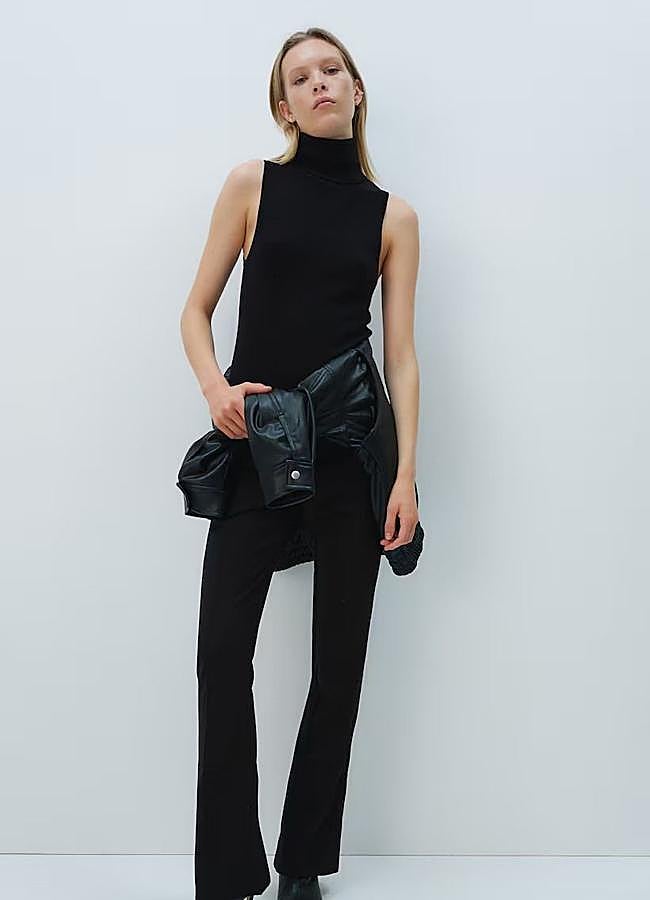 Imagen - Conjunto con chaleco de cuello alto y pantalones color negro