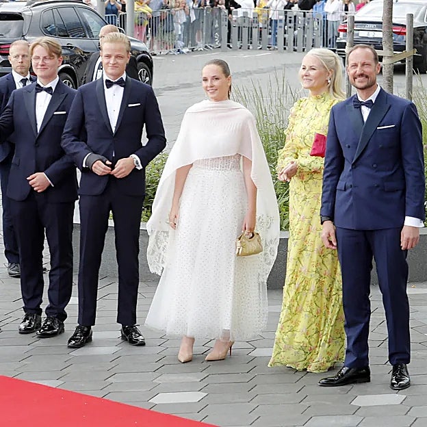 Marius Borg junto a su madre la princesa Mette-Marit, su padrastro Haakon y sus hermanastros Ingrid y Sverre Magnus. 