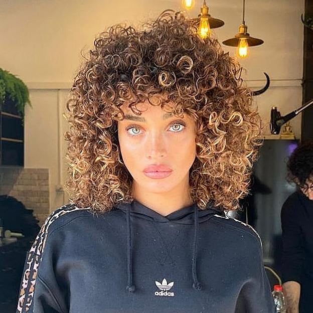 Modelo con mechas tipo pintura para rizos