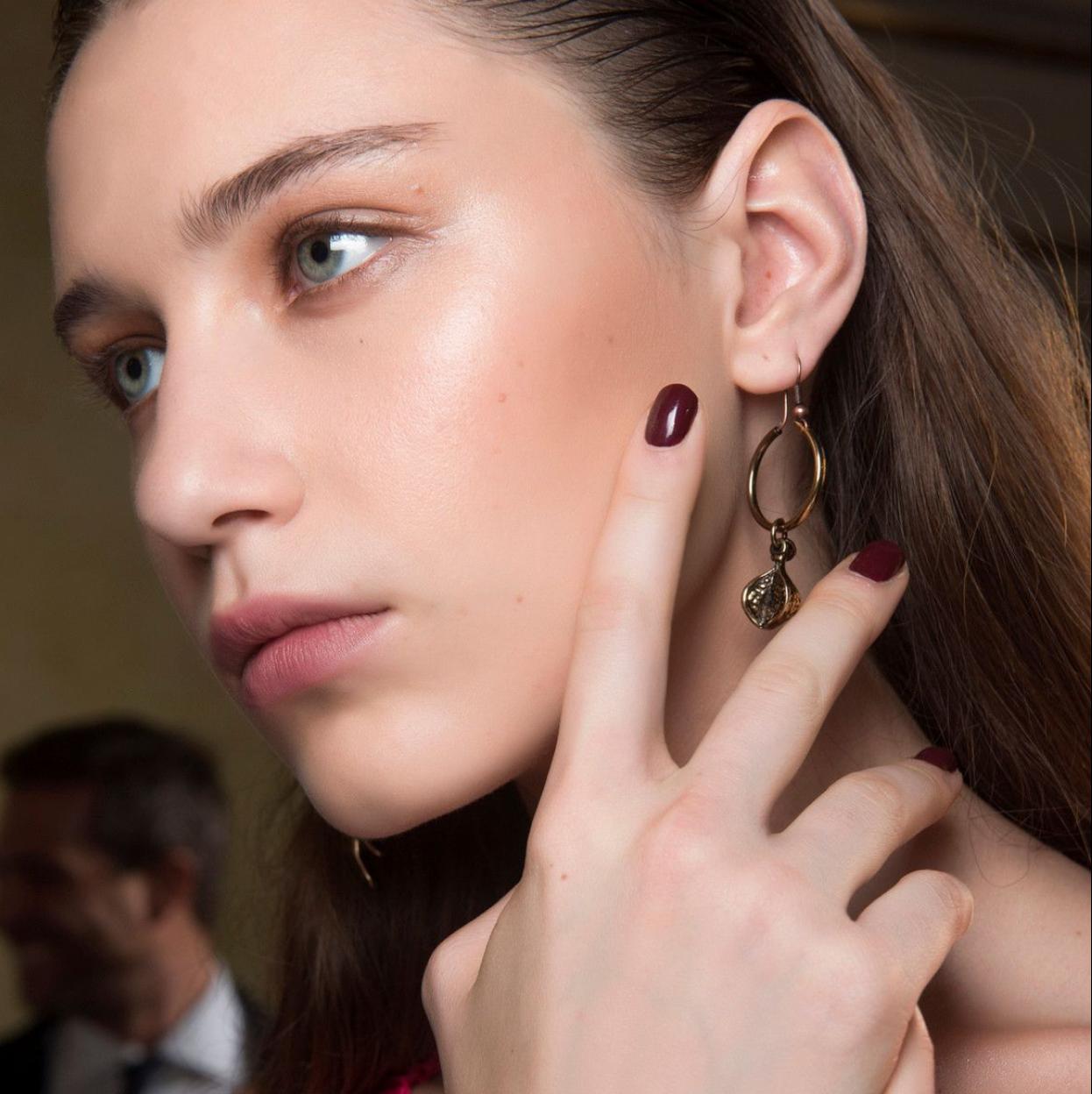 Modelo con uñas black cherry