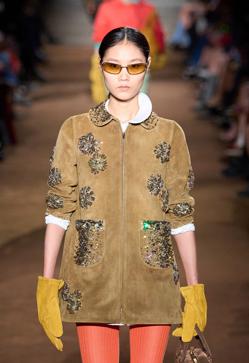 Imagen secundaria 2 - Cazadoras de ante de Miu Miu para el otoño 2024.