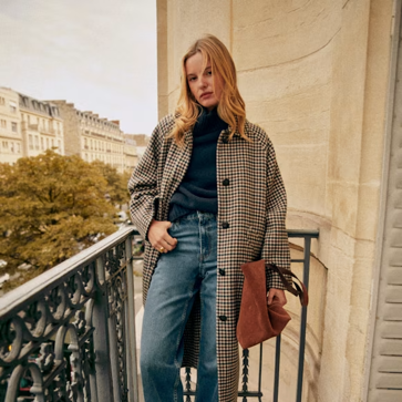 Imagen secundaria 1 - Abrigo azul de Bottega Veneta; abrigo Clyde de cuadros, de Sézane; y abrigo cruzado de Dries Van Noten.