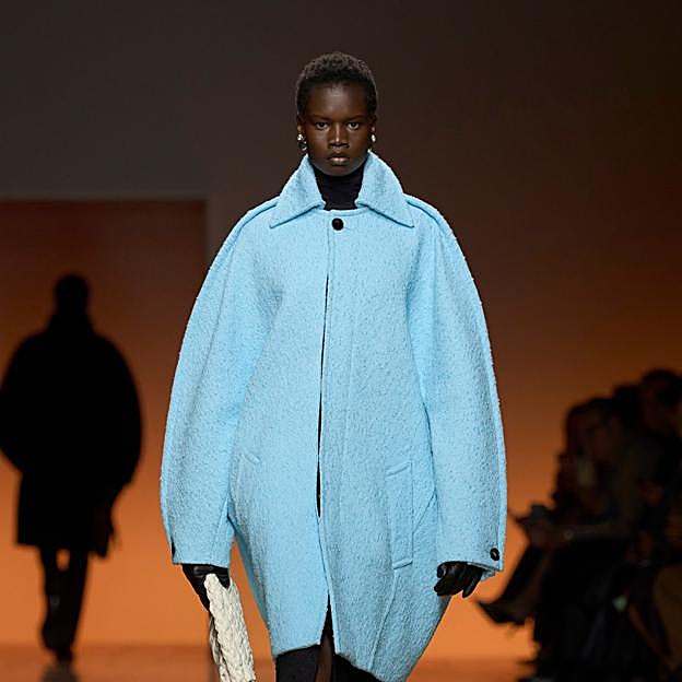 Imagen principal - Abrigo azul de Bottega Veneta; abrigo Clyde de cuadros, de Sézane; y abrigo cruzado de Dries Van Noten.