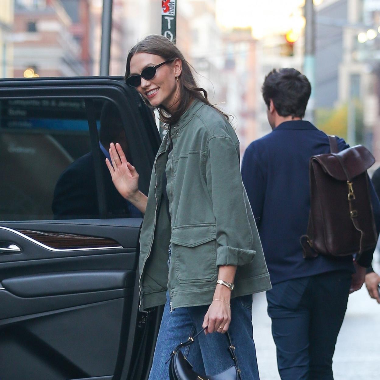 Karlie Kloss con chaqueta sahariana.