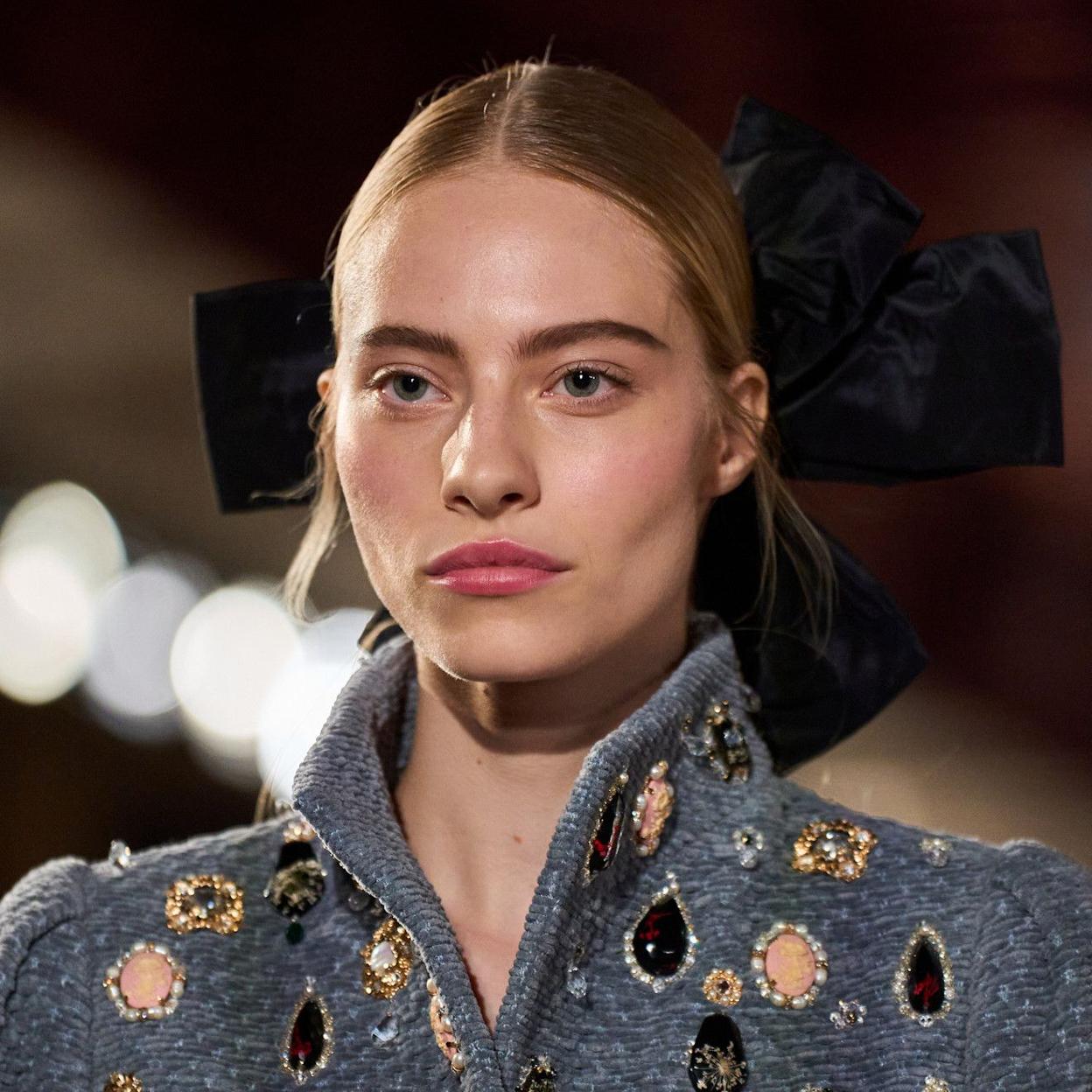 Modelo con maquillaje en polvo