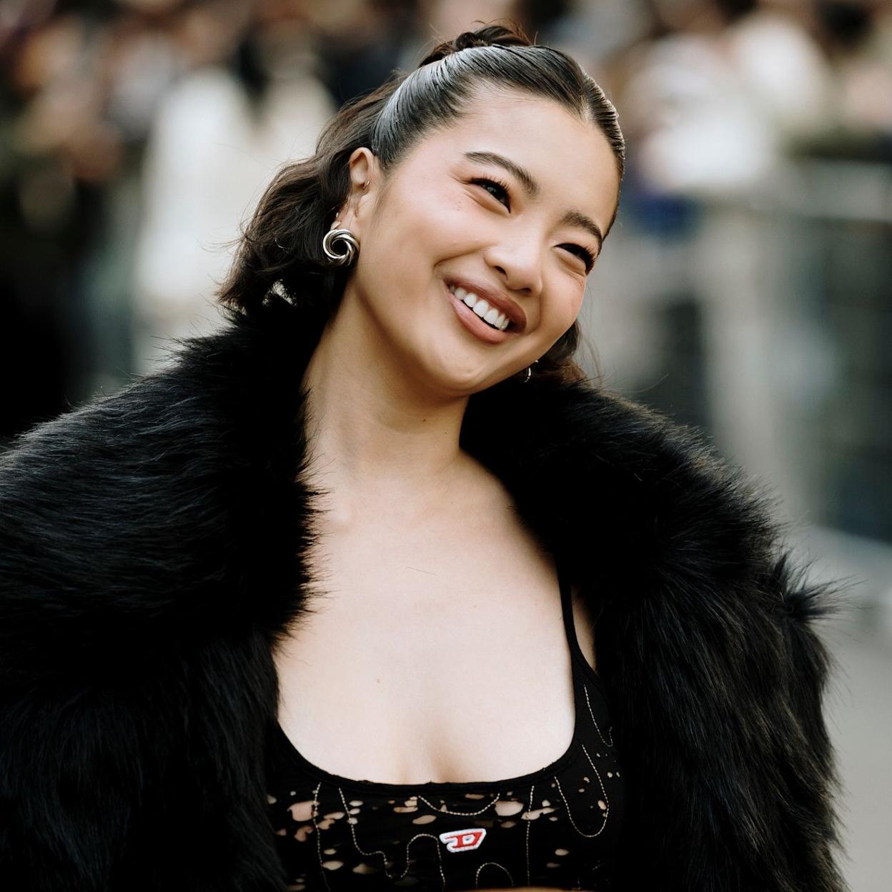 Influencer con labios hidratados