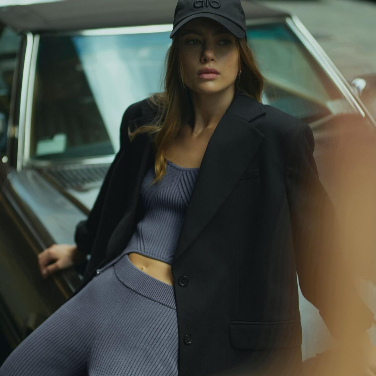 Mujer con un estilismo deportivo. 